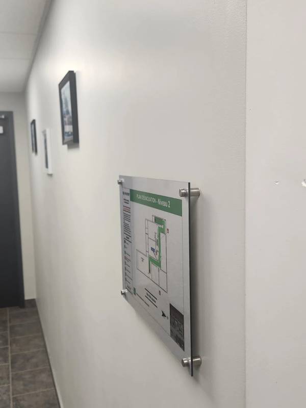 Impression Plaque prestige de plan d'évacuation 10" x 15" | Aluminium brossé (Stand-offs)